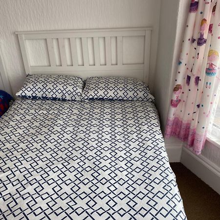 Barbie House ,Opposite The Beach & Paignton Pier , 2 Bedroom Apartment With Private Car Space & Garden , Free Access Next Door To The Stunning Ballet & Make Up School & A Beautiful Ladys Beauty Salon (Adults Only) Εξωτερικό φωτογραφία