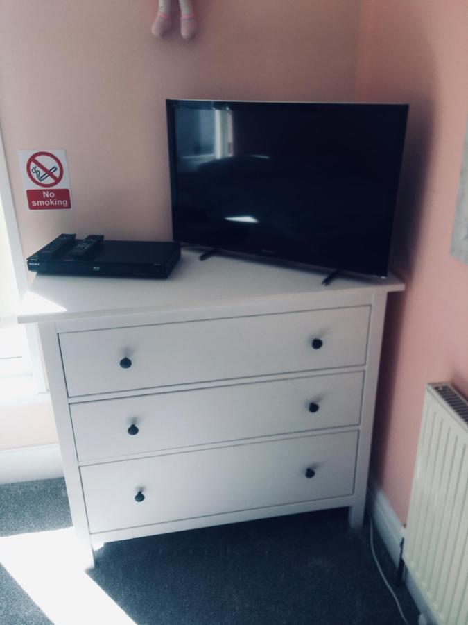 Barbie House ,Opposite The Beach & Paignton Pier , 2 Bedroom Apartment With Private Car Space & Garden , Free Access Next Door To The Stunning Ballet & Make Up School & A Beautiful Ladys Beauty Salon (Adults Only) Εξωτερικό φωτογραφία
