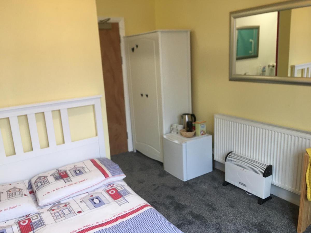 Barbie House ,Opposite The Beach & Paignton Pier , 2 Bedroom Apartment With Private Car Space & Garden , Free Access Next Door To The Stunning Ballet & Make Up School & A Beautiful Ladys Beauty Salon (Adults Only) Εξωτερικό φωτογραφία