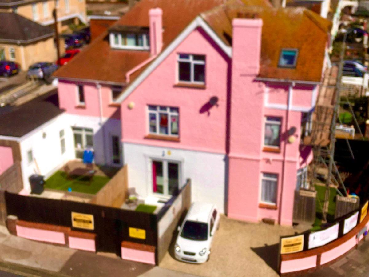 Barbie House ,Opposite The Beach & Paignton Pier , 2 Bedroom Apartment With Private Car Space & Garden , Free Access Next Door To The Stunning Ballet & Make Up School & A Beautiful Ladys Beauty Salon (Adults Only) Εξωτερικό φωτογραφία