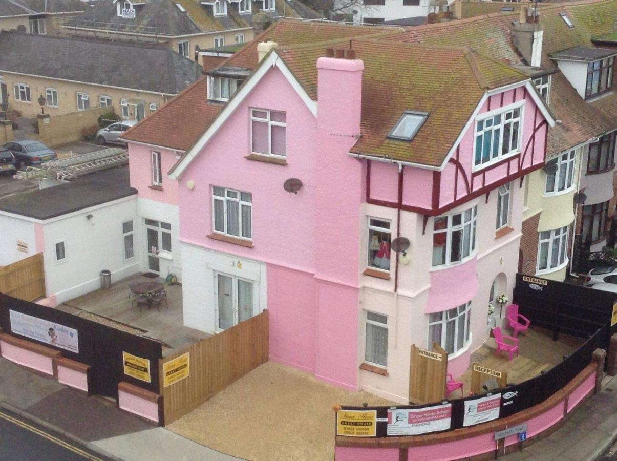 Barbie House ,Opposite The Beach & Paignton Pier , 2 Bedroom Apartment With Private Car Space & Garden , Free Access Next Door To The Stunning Ballet & Make Up School & A Beautiful Ladys Beauty Salon (Adults Only) Εξωτερικό φωτογραφία