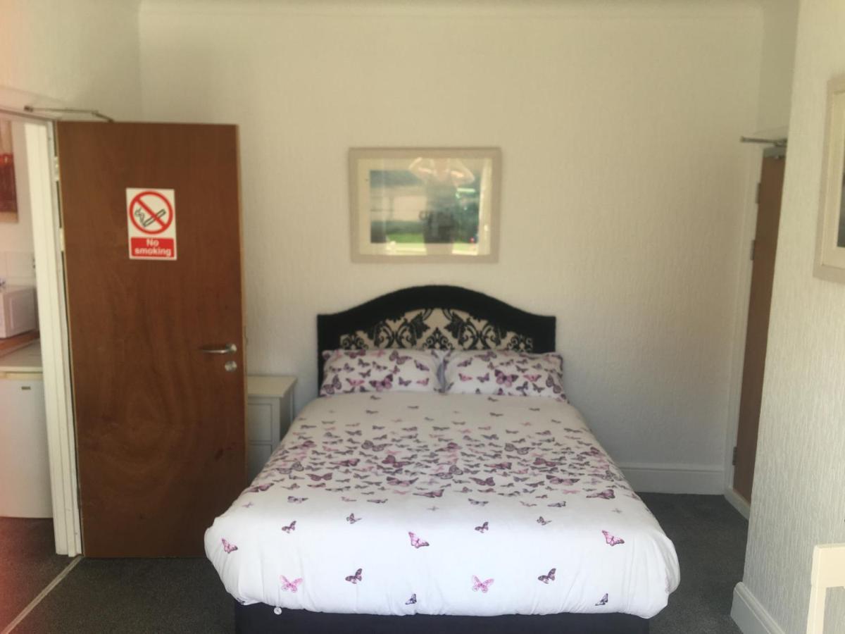 Barbie House ,Opposite The Beach & Paignton Pier , 2 Bedroom Apartment With Private Car Space & Garden , Free Access Next Door To The Stunning Ballet & Make Up School & A Beautiful Ladys Beauty Salon (Adults Only) Εξωτερικό φωτογραφία