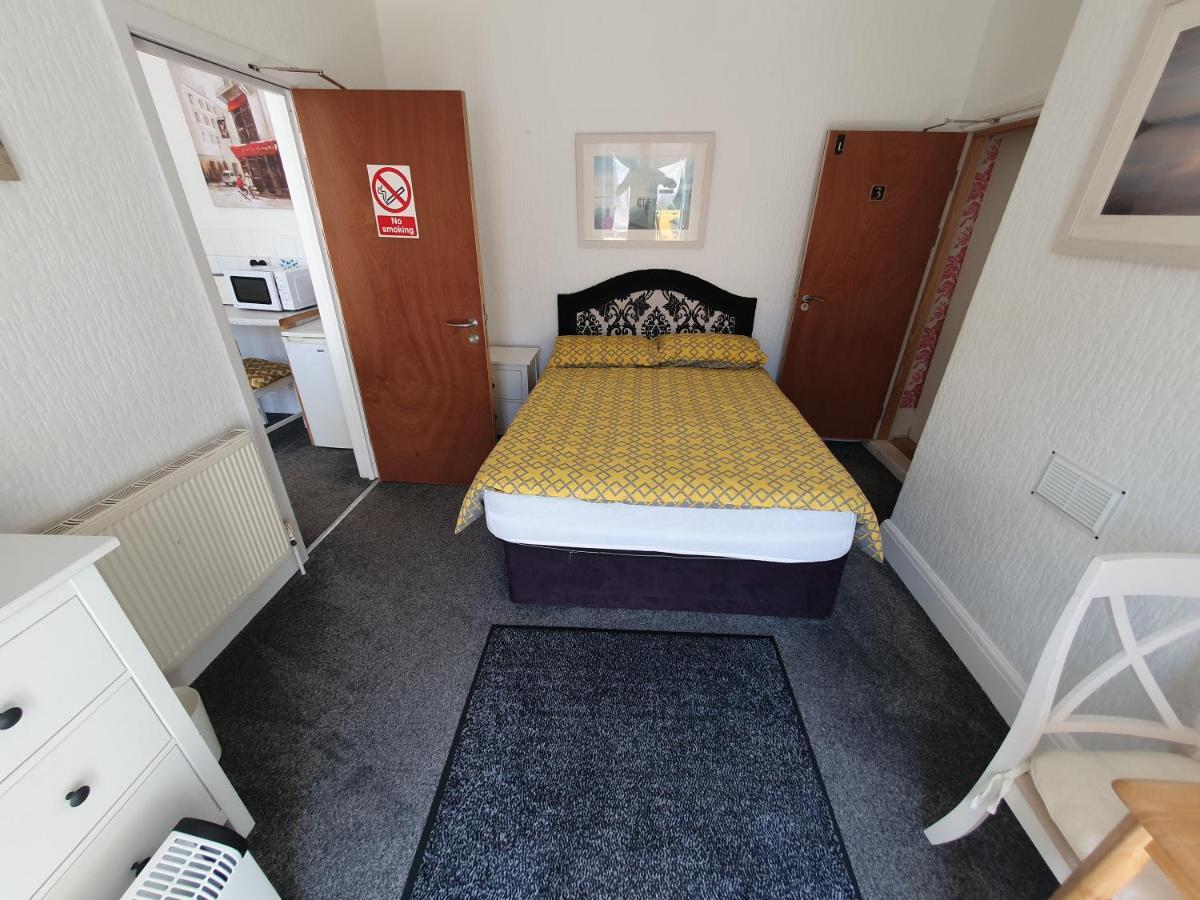 Barbie House ,Opposite The Beach & Paignton Pier , 2 Bedroom Apartment With Private Car Space & Garden , Free Access Next Door To The Stunning Ballet & Make Up School & A Beautiful Ladys Beauty Salon (Adults Only) Εξωτερικό φωτογραφία